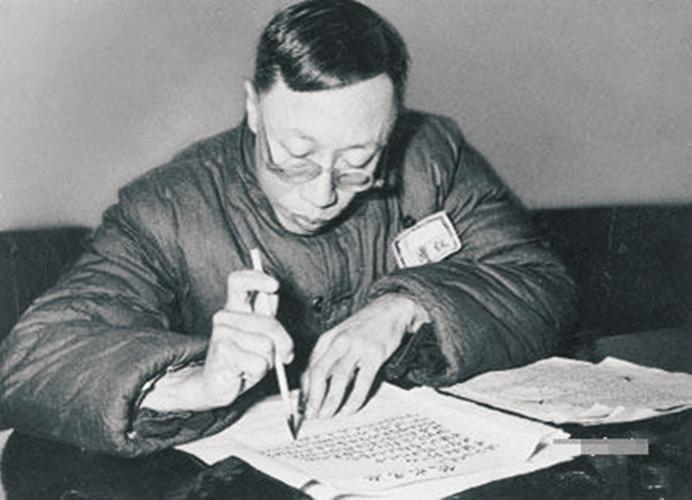 溥仪写《我的前半生》，毛主席看后笑着说：写得不好，像在写检讨