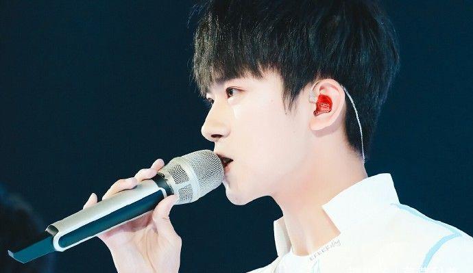 为什么一上台唱歌声音不稳呢,一上台唱歌声音就抖