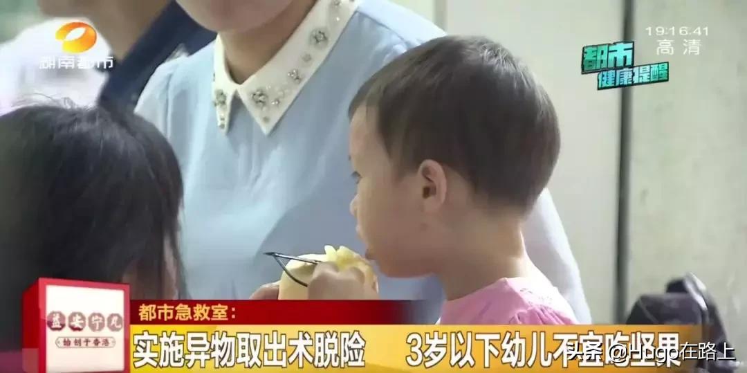 家长一口咬掉小孩食物,咬碎食物喂孩子