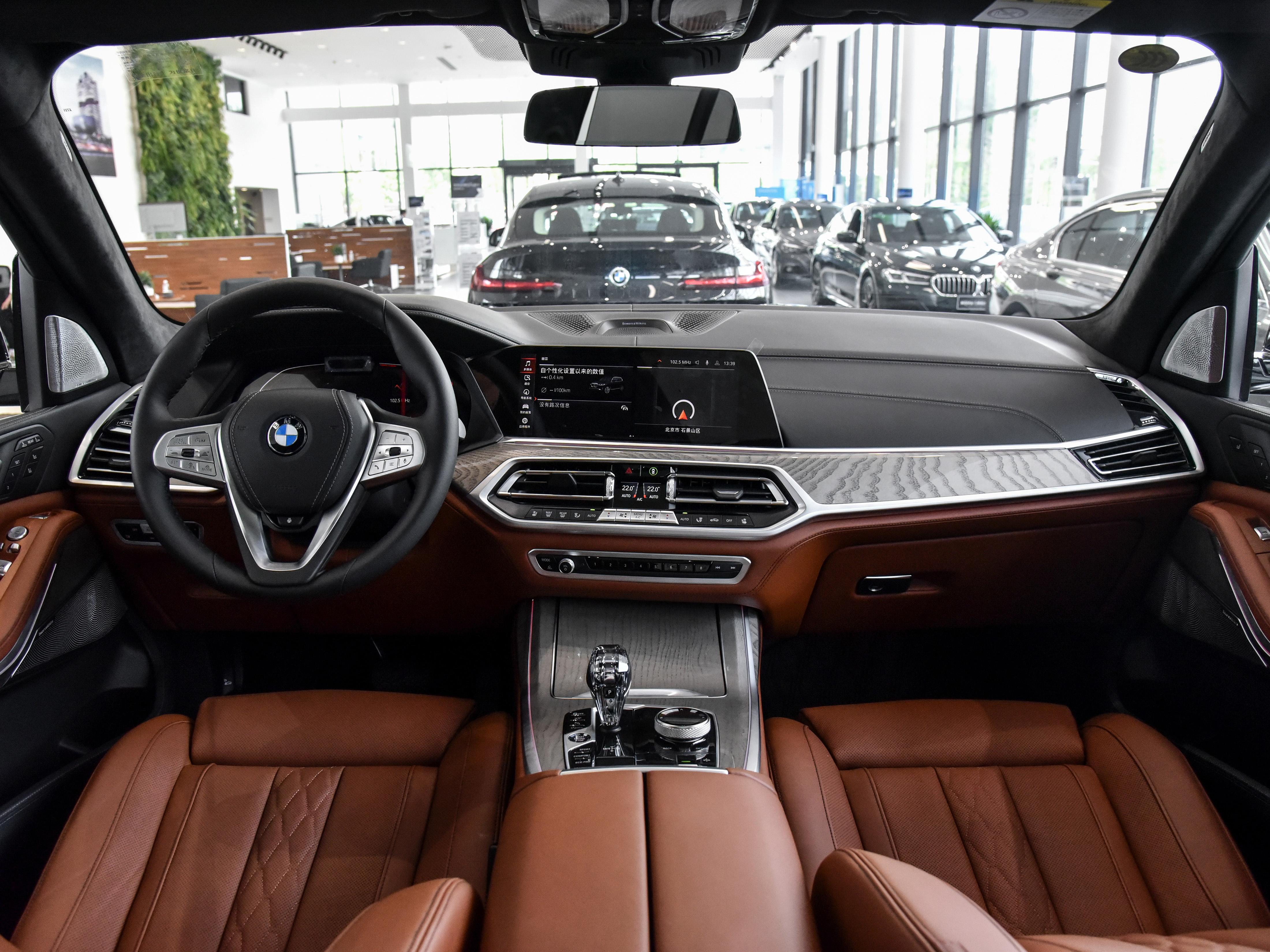 宝马x7跟库里南底盘详细对比,宝马x7库里南对比