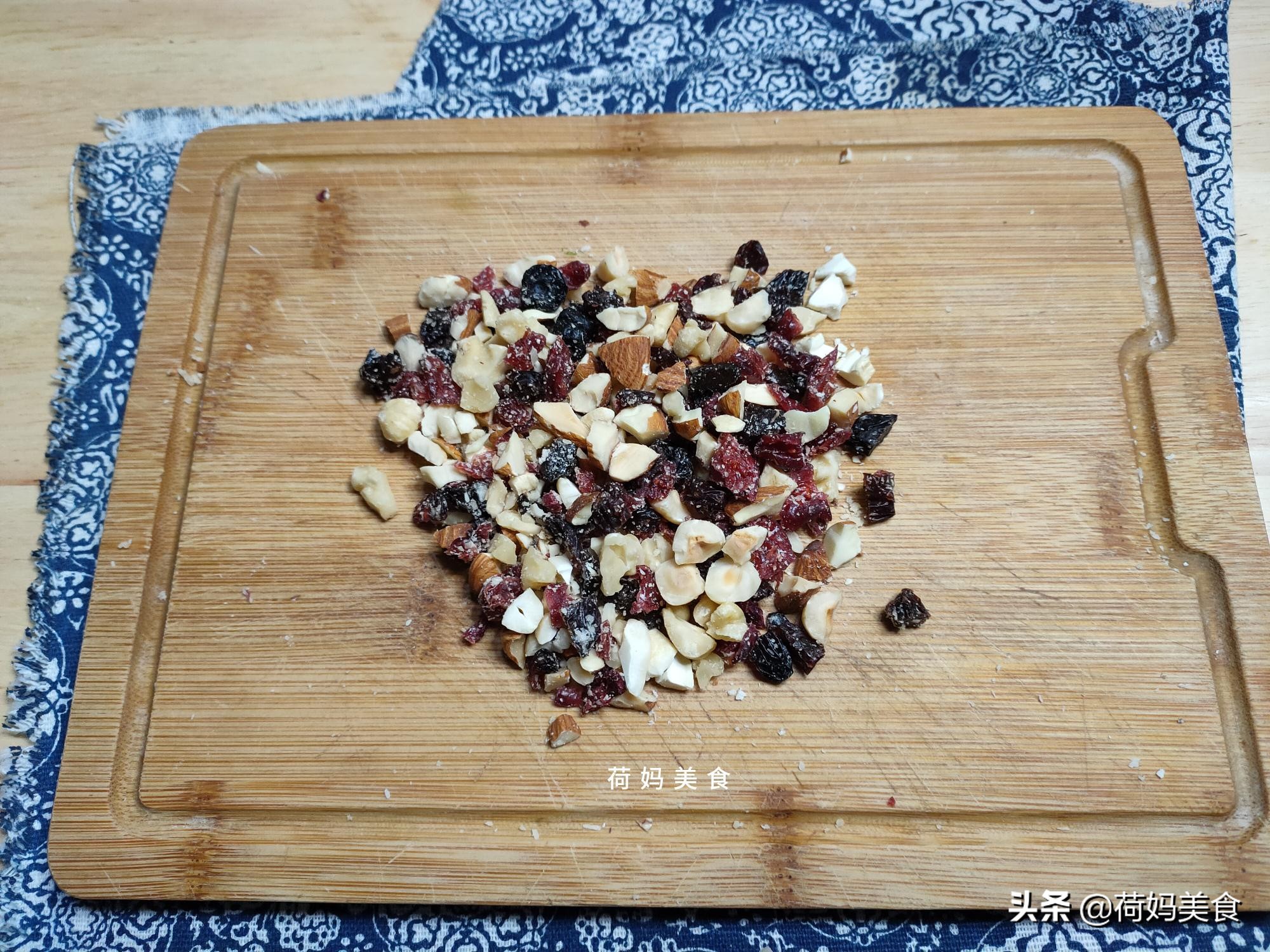 闺女不爱吃馒头,用黑米和糯米粉做面包