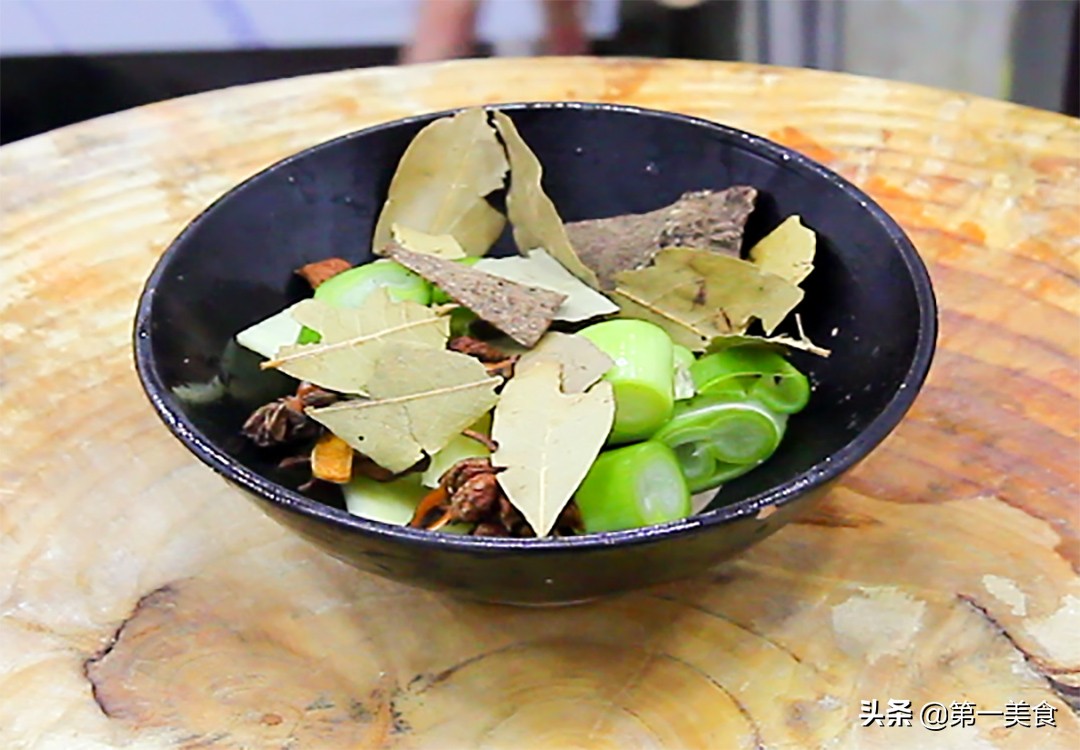 厨师长分享土豆炖牛腩的做法,大厨土豆牛腩炖得很烂秘诀