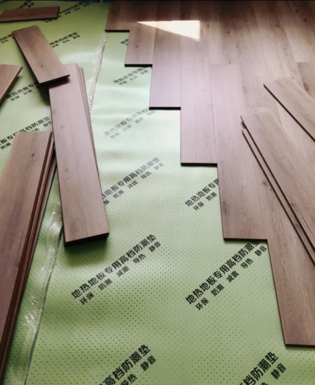 地暖是用地砖还是木地板,地暖专用木地板和瓷砖哪个温度高