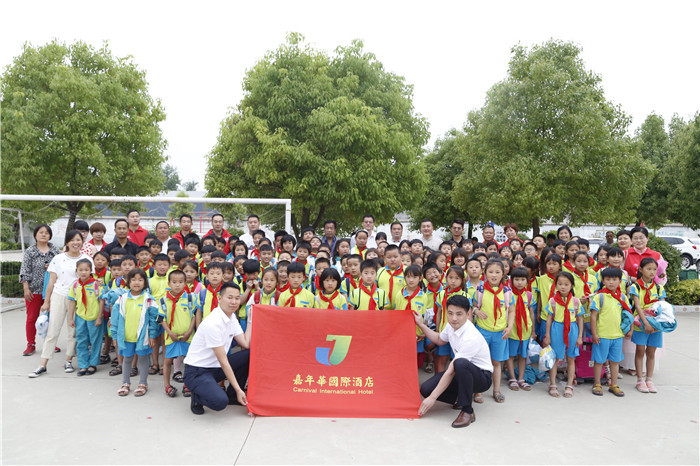 六一儿童节献爱心慰问活动,关爱困境儿童六一慰问暖童心