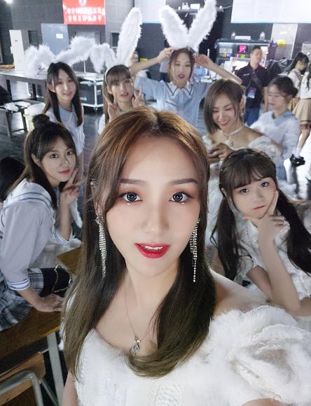 26岁女星台前台下两个样!私下身份引热议,网友指挣得比当明星多