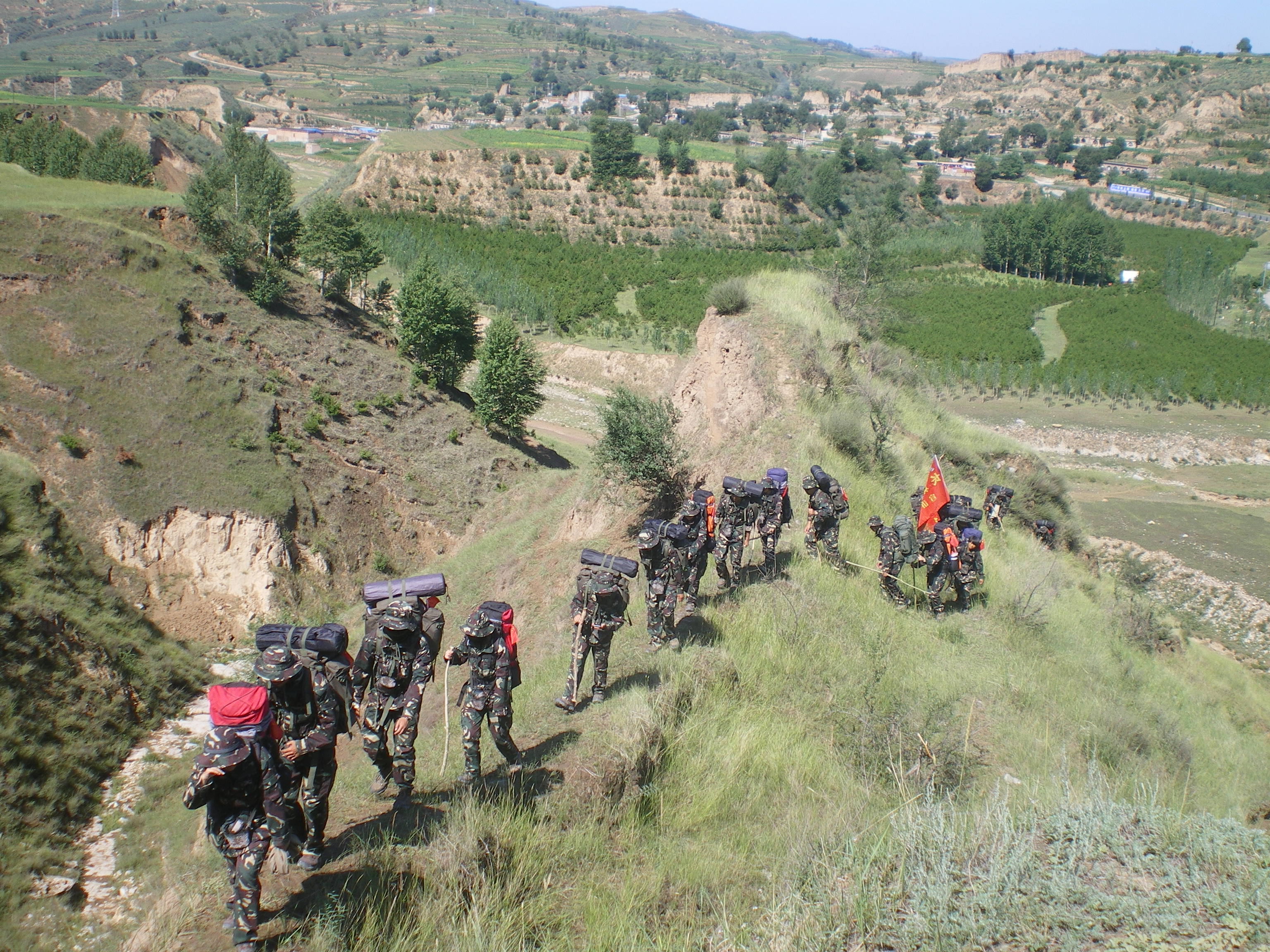 短途徒步旅行如何选必备的装备,徒步旅行需要的装备和注意事项