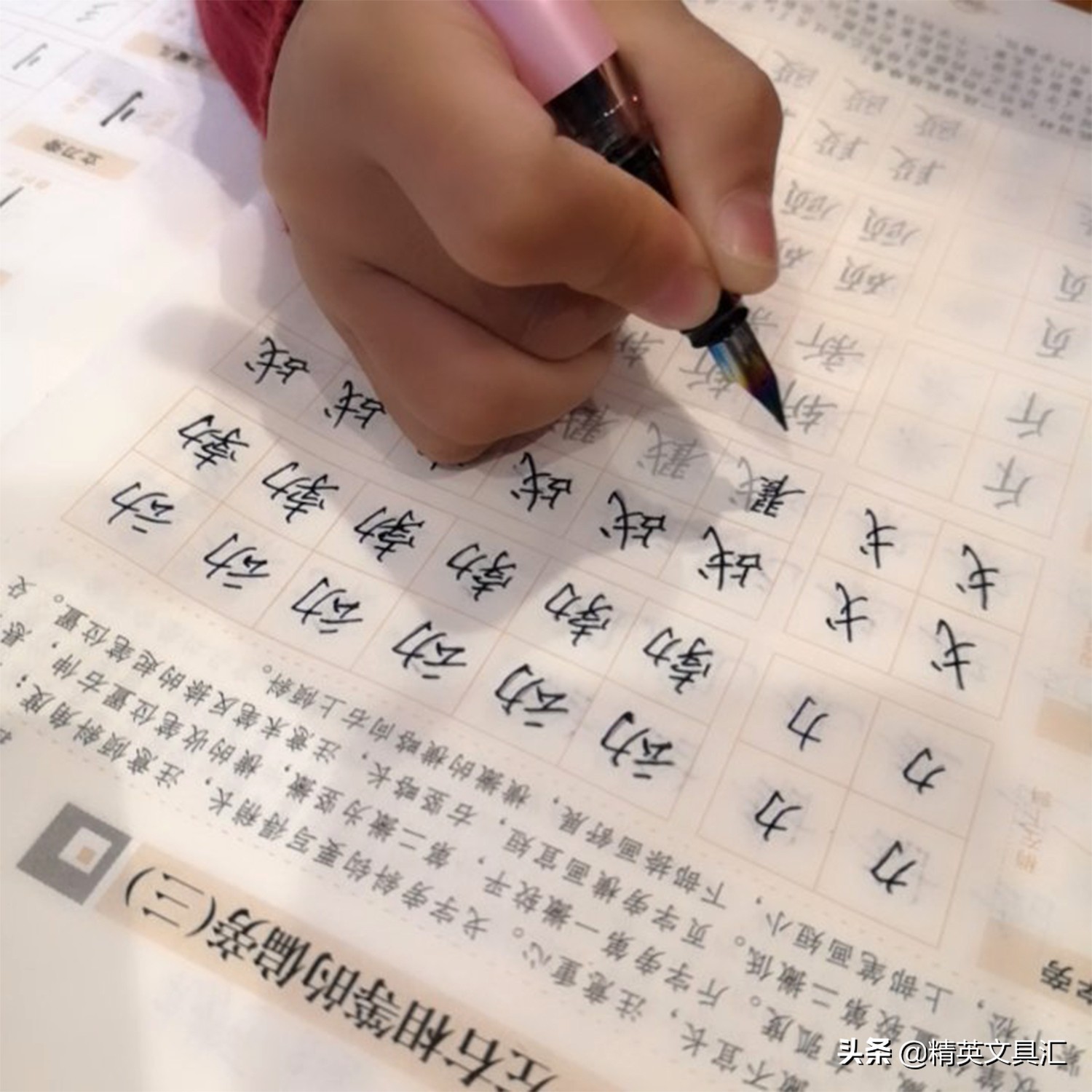 玲珑少年珠光色才温柔，正姿笔握，圆润笔帽造型