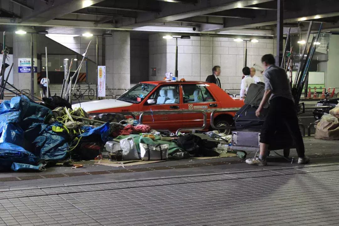 细致到变态的日本人，居然是这么对待我们的行李的！