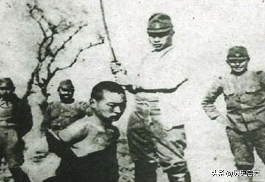 前军统特工，在香港生下儿子成龙，教育他不要忘回安徽老家寻根