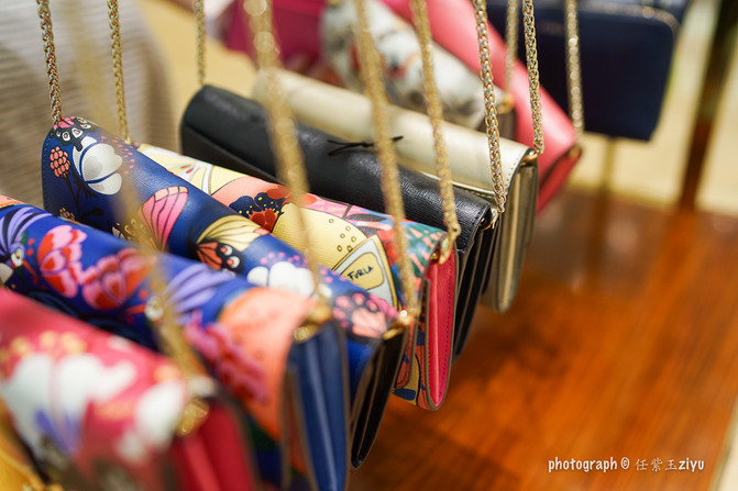 一群年轻人到三亚，摆pose，拍照