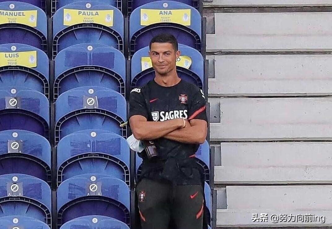 场下也耀眼！欧国联首场C罗未上场反成主角，香蕉没吃成还被说了