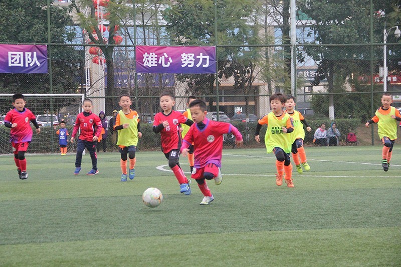 足球从娃娃抓起原视频,足球从娃娃抓起