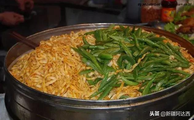 小伙吃火锅发现新大陆,小伙吃火锅吃出奇怪东西