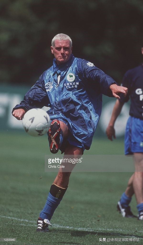 破产酒鬼的球鞋拍卖值6万,加图索的恩人名字成为香港路名