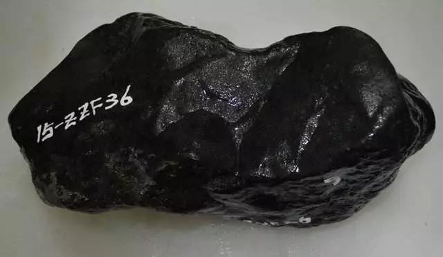 挑选翡翠手镯时会踏进哪些误区,怎样挑选翡翠原石赌石