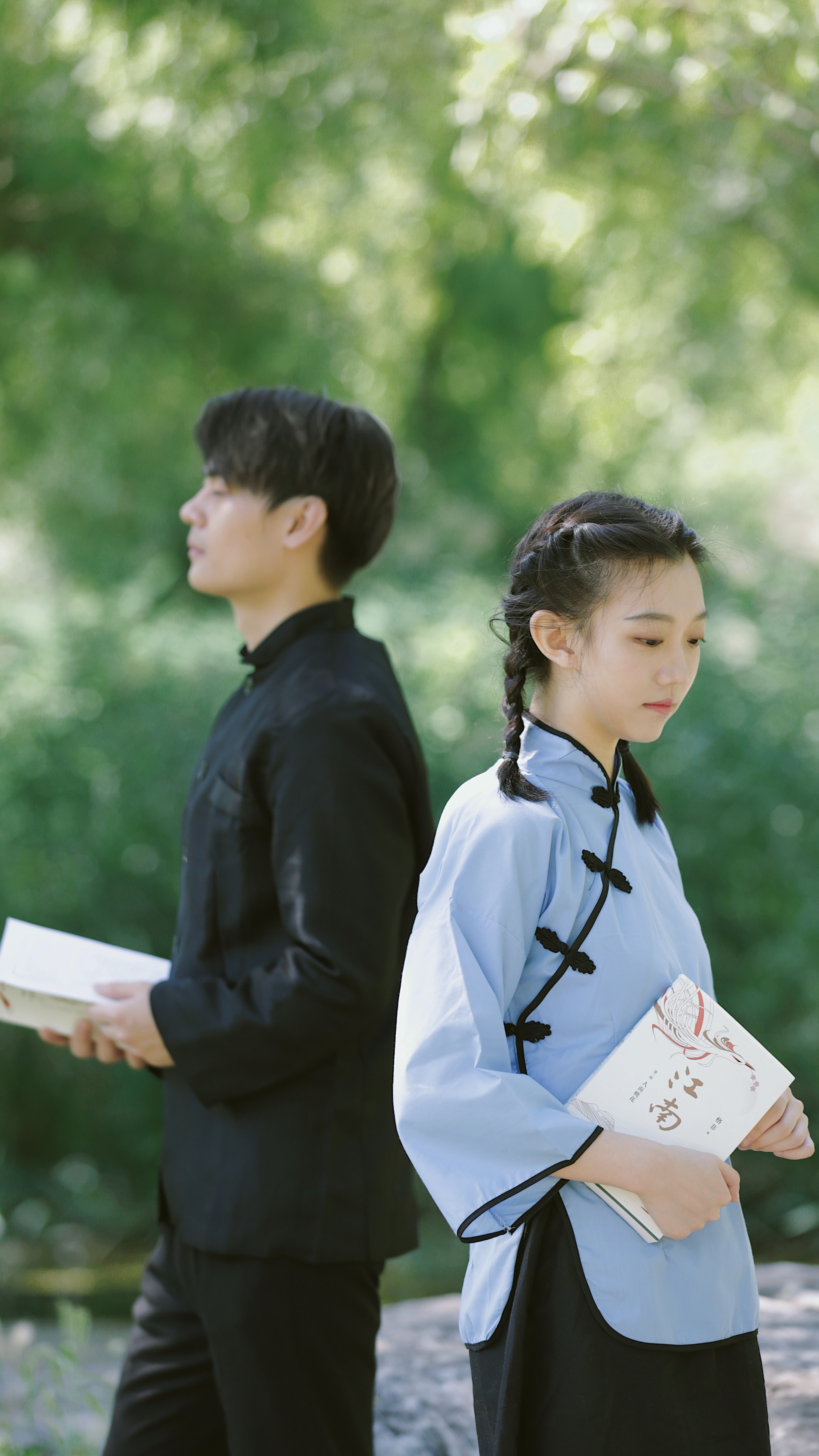 美女拍书的文艺照片,美女拍书照片