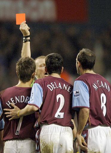 足球裁判最基本的一招,怎么样当足球裁判员