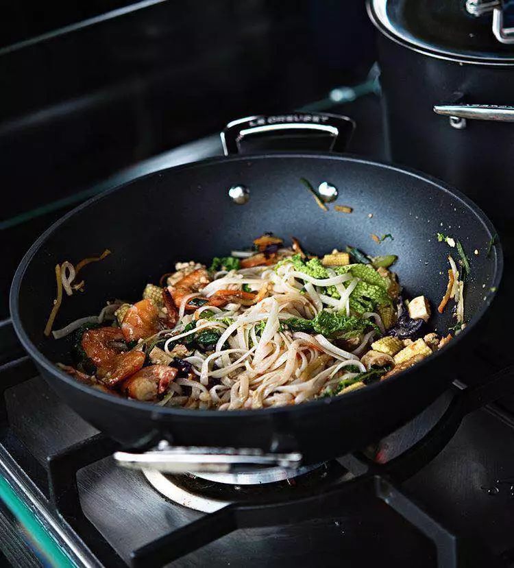 锅烧糊了吸入大量油烟怎么办,锅炒菜老是糊底菜不好吃