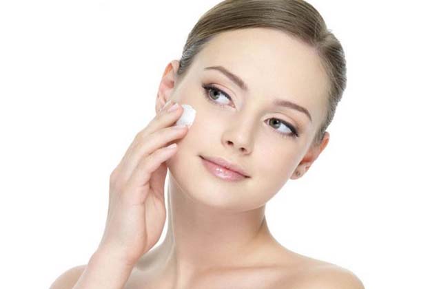 脸上抹护肤品起泥是怎么回事,脸上抹油还起皮怎么办