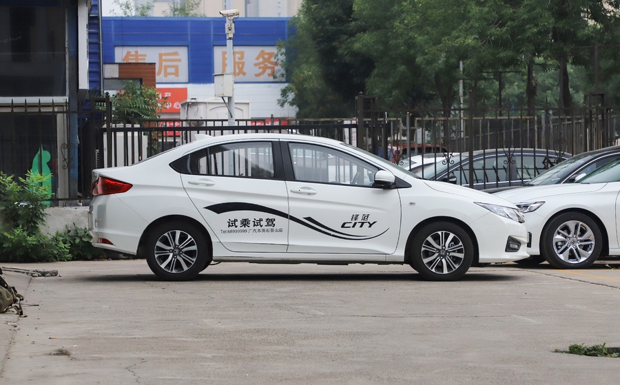 飞度8万左右,新车指导价85800的18款飞度