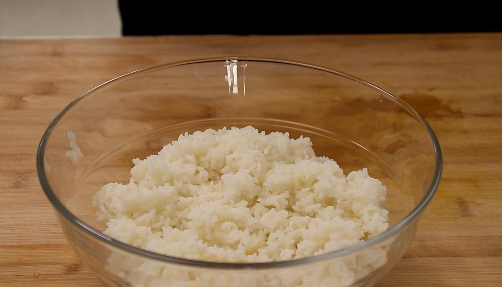 蒸米饭用肉和菜怎样好吃,热水蒸米饭一般多久能熟