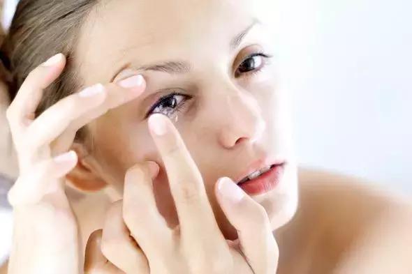 不会戴隐形眼镜可以找谁帮忙,新手戴隐形眼镜的方法简单方便