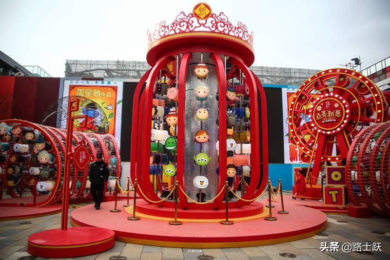 上海迪士尼2022烟花秀点亮新一年,北京三里屯迪士尼灯会