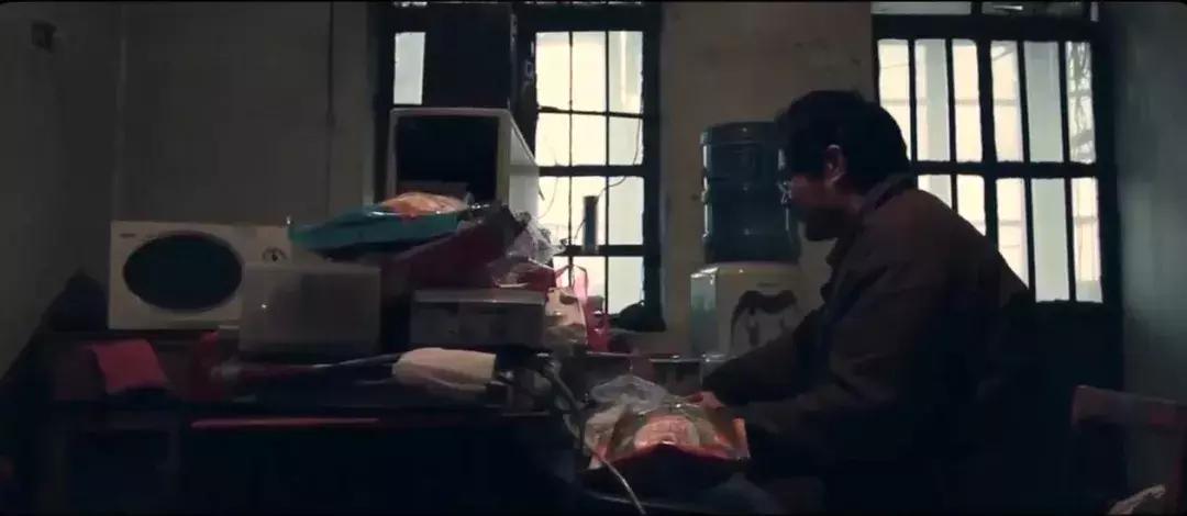 删*片毛**，讲荤段子，还不洗澡，但他教出的学生却能为刘德华写歌