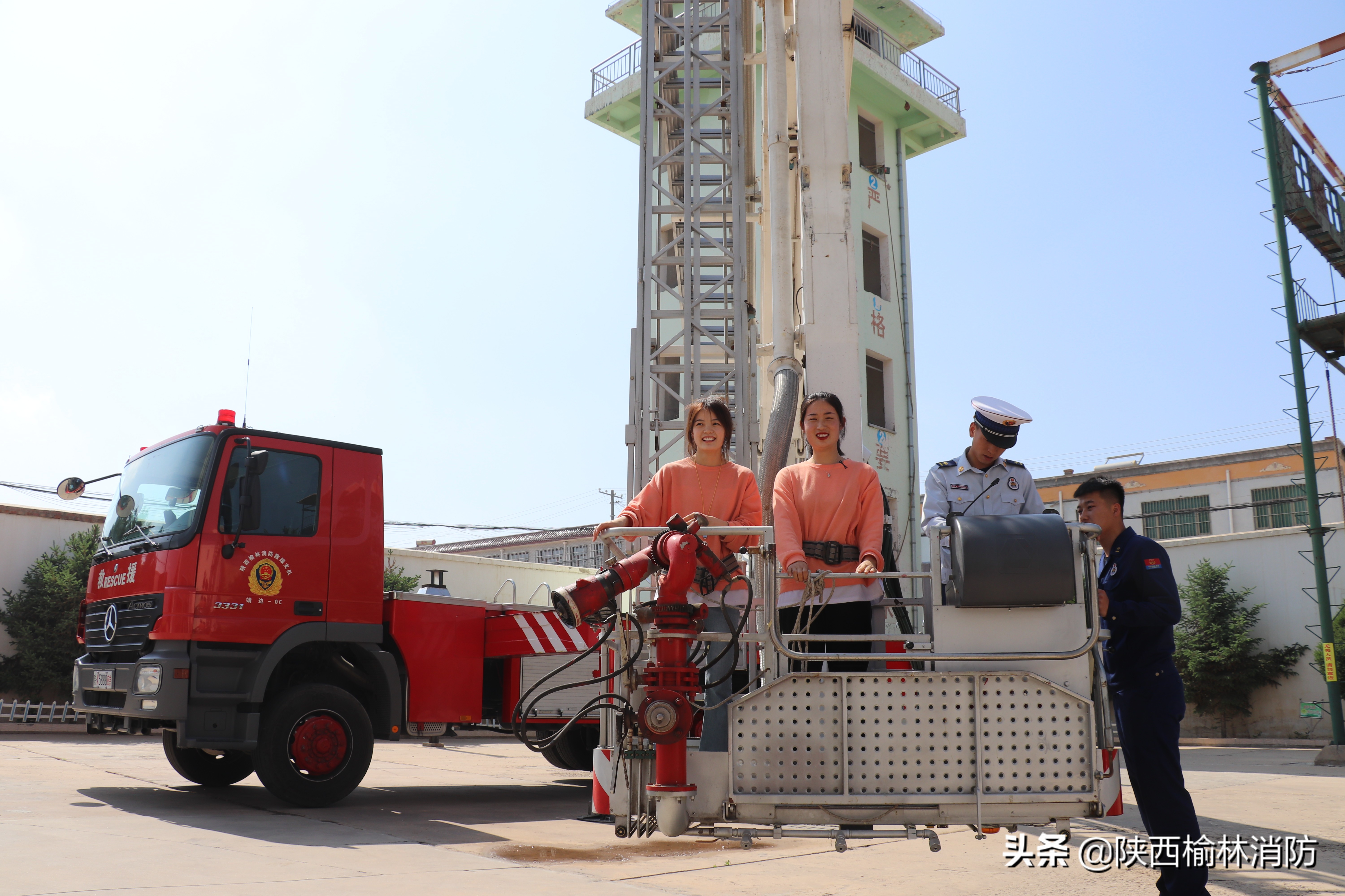 幼儿园小朋友学习消防,小朋友进红门开心学消防