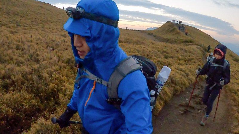 迪卡侬轻量化防雨外套,迪卡侬防风保暖外套测评