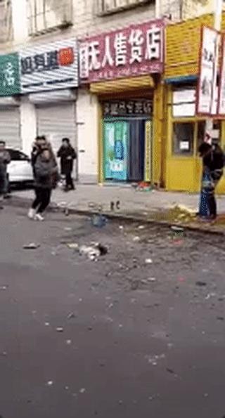 山东这个新郎这下火了，被人用胶带绑路灯杆上泼调料……就不能好好结个婚吗？