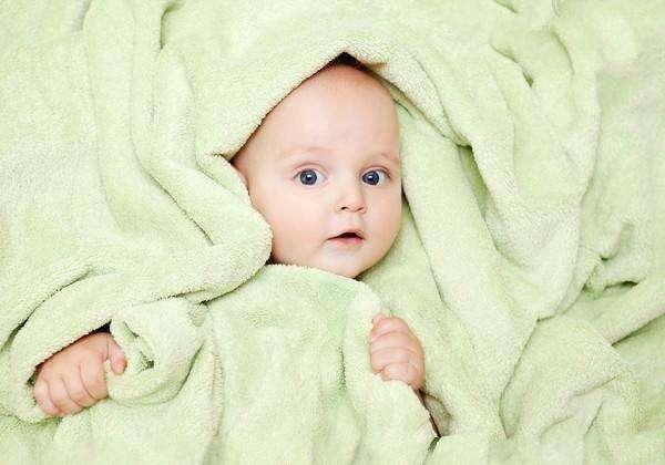 怎么防止宝宝把头睡扁,防止宝宝放下就醒的方法