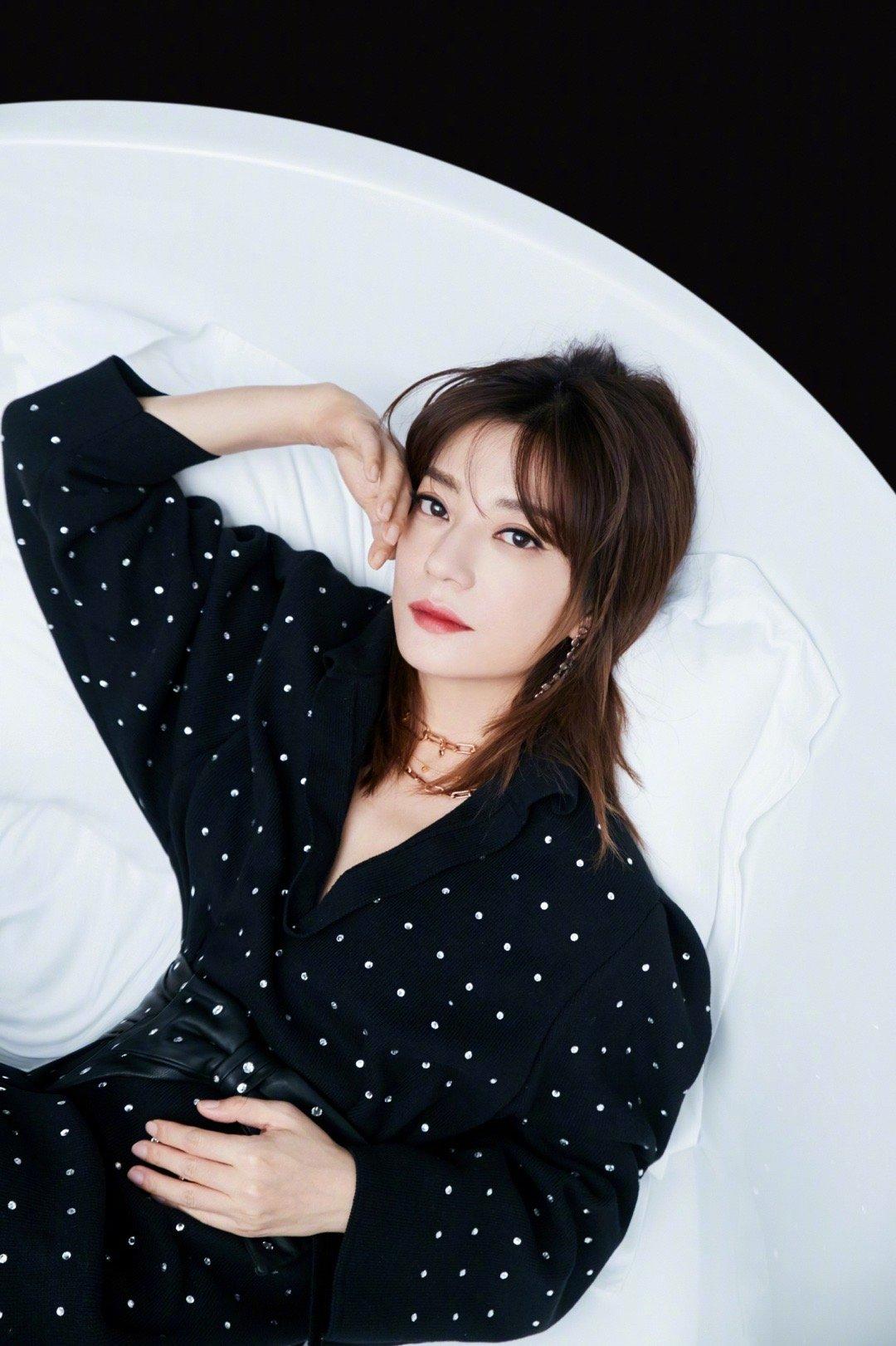 赵薇波点裙穿衣搭配,赵薇系红腰带穿波点裙子