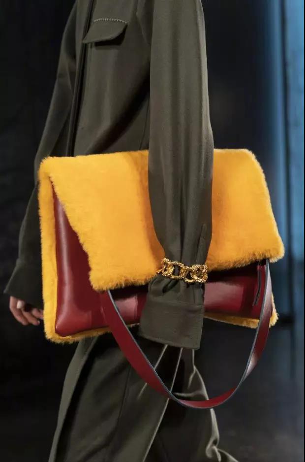 背出去的包包,包包背得长好看还是短好看