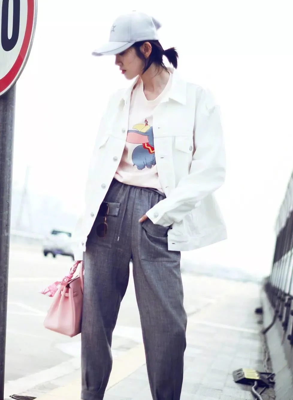 现在流行穿全黑t恤,穿纯色t恤