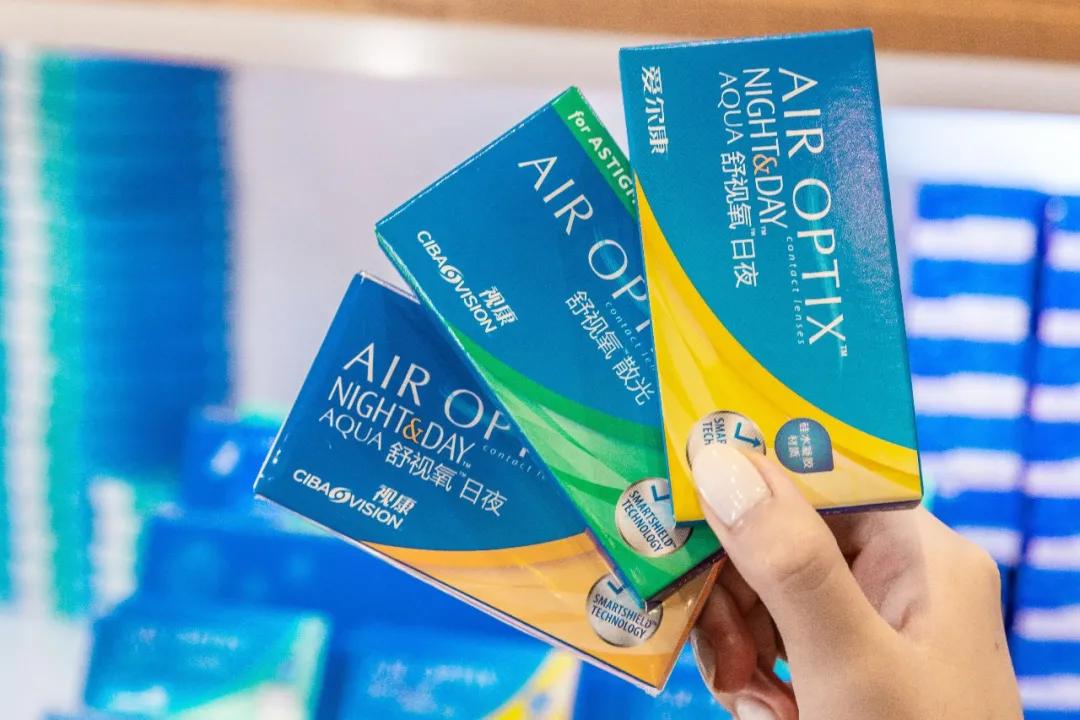 爱尔康水梯度好戴吗,爱尔康水梯度是硅水凝胶吗