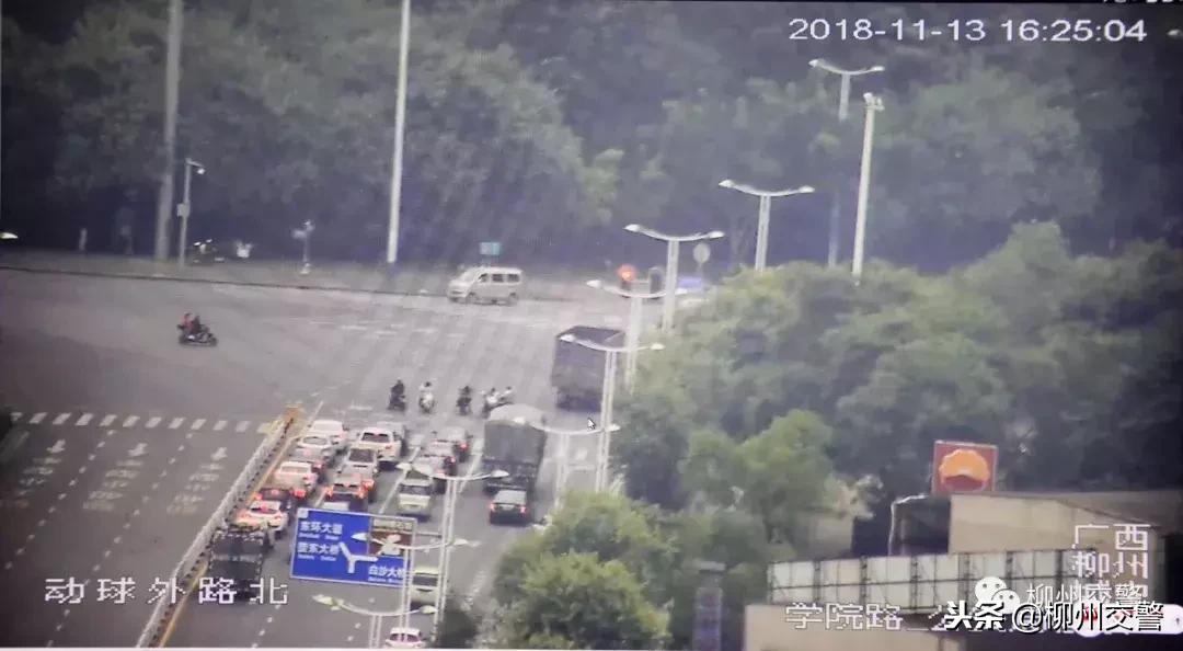 路口右转有圆灯和箭头灯怎么走,路口信号灯右拐注意事项