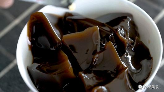 74岁的他，把一半的人生交给了这碗「黑暗甜品」