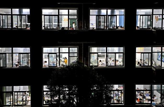 考试过程中作弊情节严重构成犯罪,高考左顾右盼会被判为作弊吗