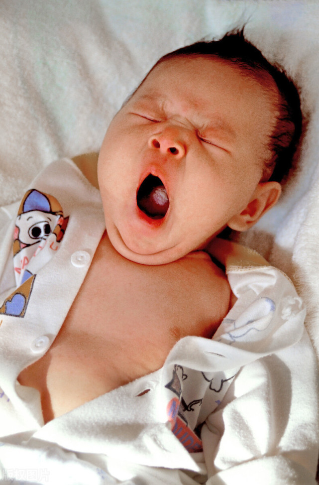 宝宝晚上总是惊醒哭闹怎么回事呀,宝宝半夜醒来睡不着怎么调理