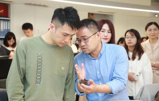 19岁创业卖奶茶估值上百亿凭啥,29岁靠卖奶茶40亿身价