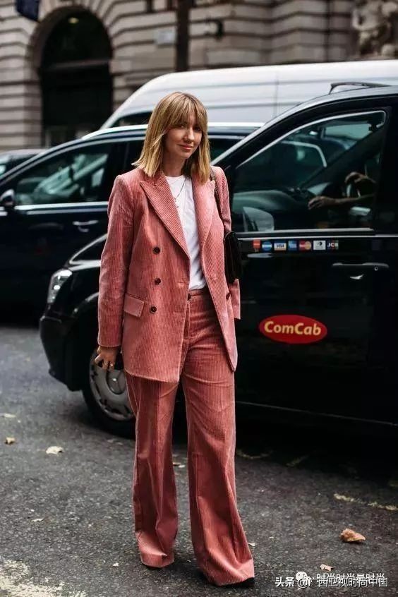 男灯芯绒裤子的搭法,灯芯绒中款穿搭