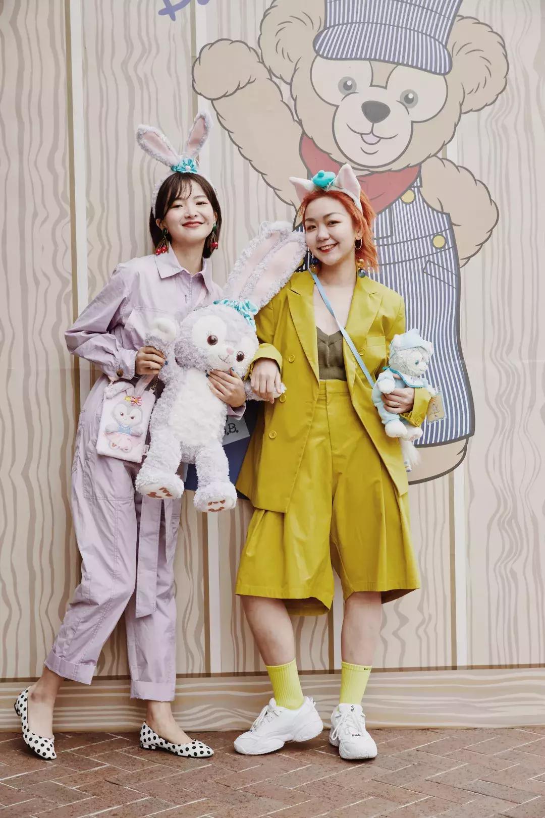 我们在上海迪士尼里玩耍了一天，发现穿的美才能玩的好！