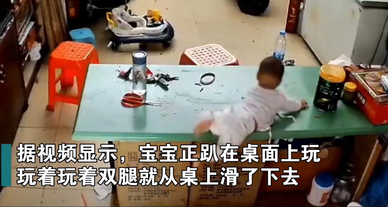 穿尿不湿小孩举杠铃大叫,一个穿尿不湿孩子爬单杠