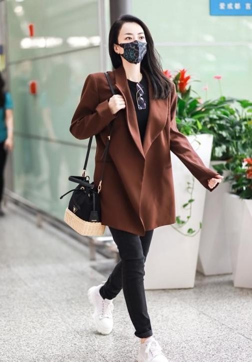 霍汶希穿绿色西装外套,霍汶希机场西装穿搭