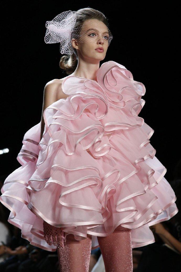 他爱穿裙子，和小18岁男友结婚，还是年轻女孩最爱的设计师之一