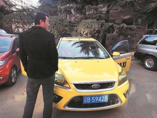 两车碰撞看到车牌笑了,两车相撞后车主相视一笑