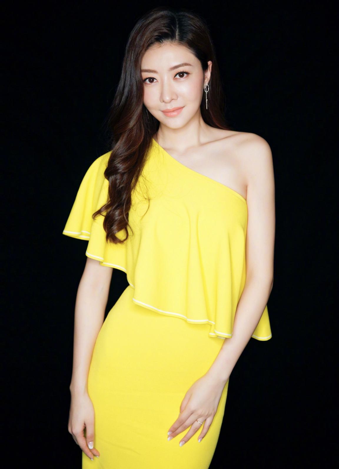 熊黛林秀婀娜曲线,熊黛林穿露背裙