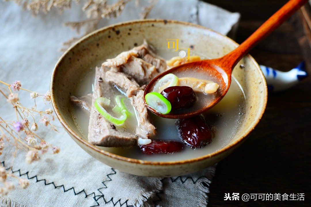 排骨汤加香菇和红萝卜,排骨汤加鱿鱼干