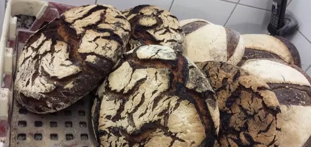 面包材料怎么搅拌得更均匀 (面包搅拌步骤注意事项)